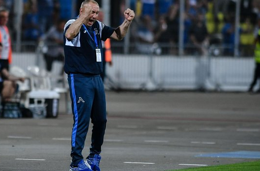 Треньорът на сините Станимир Стоилов е в постоянен контакт с