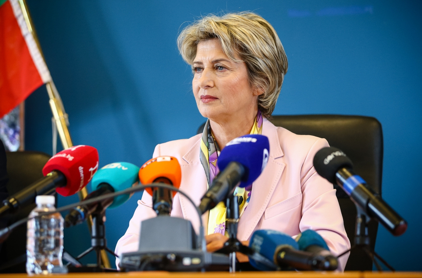 Служебният министър на младежта и спорта Весела Лечева упрекна управлението