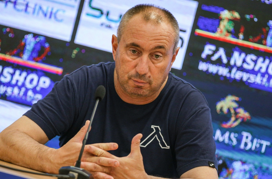 Старши треньорът на Левски Станимир Стоилов говори пред феновете на