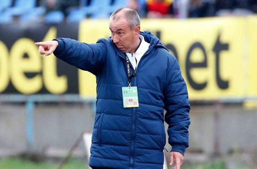 Треньорът на Левски Станимир Стоилов е дал премия на футболистите