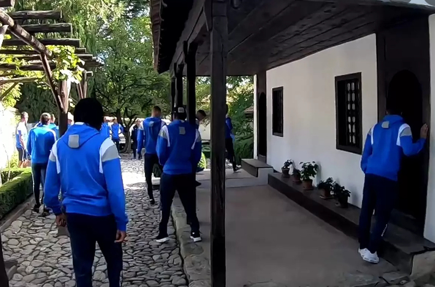 Футболистите на Левски посетиха родната къща на Васил Левски преди