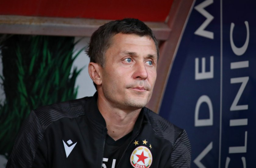 Старши треньорът на ЦСКА Саша Илич говори пред журналистите след