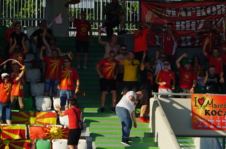 Феновете в Северна Македония освиркваха българския химн в Скопие Това стана