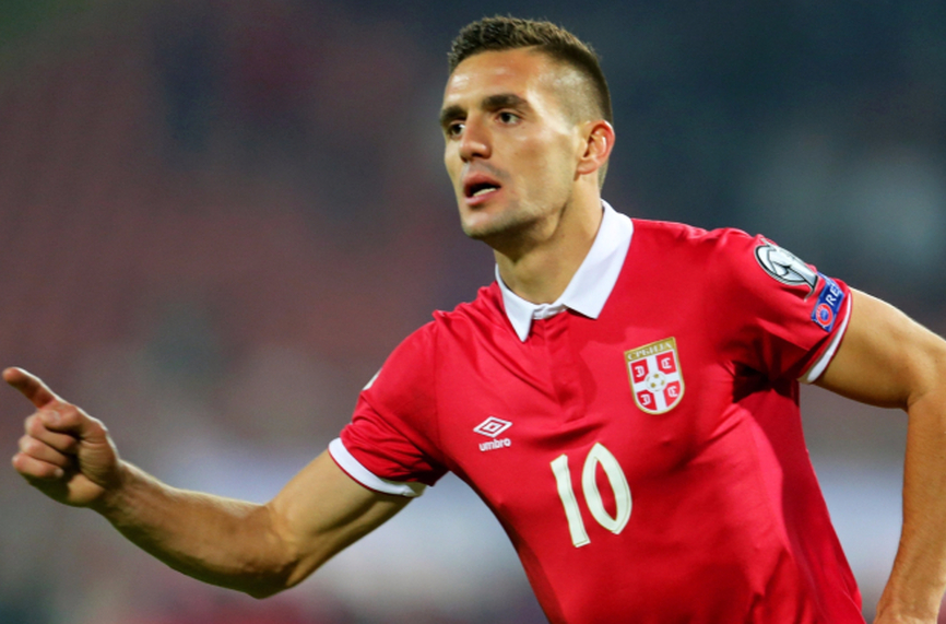Капитанът на националния отбор на Сърбия Душан Тадич демонстрира