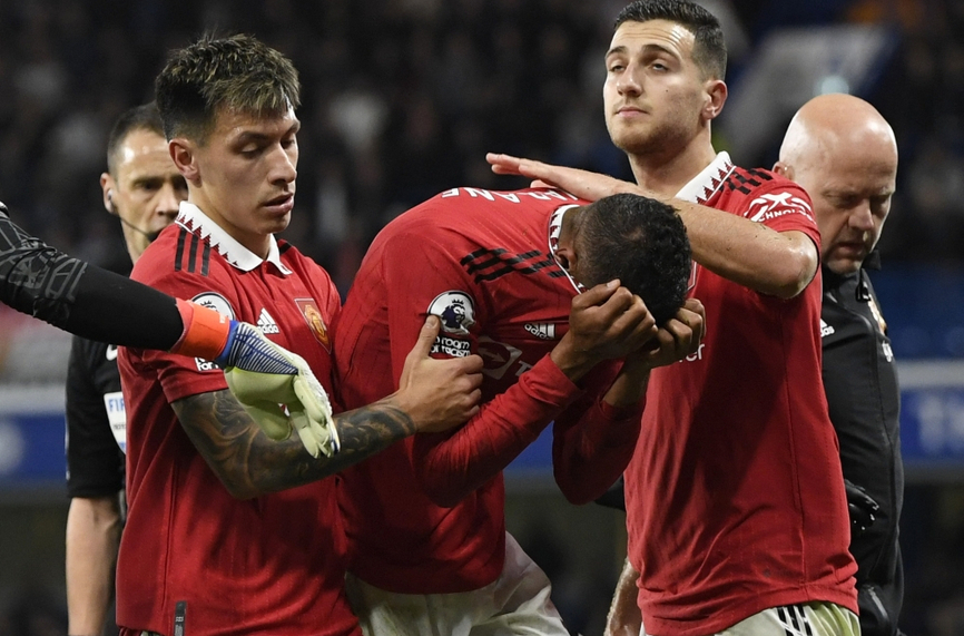 Защитникът на Манчестър Юнайтед Рафаел Варан напусна терена със сълзи