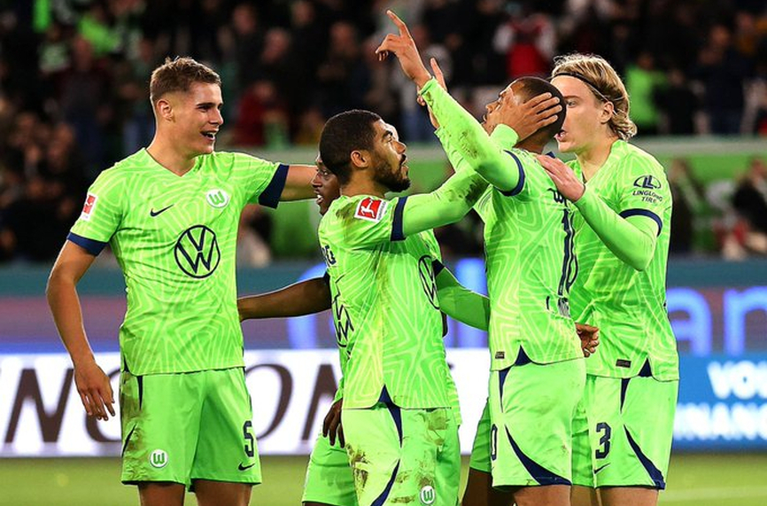 Волфсбург спечели с 2 0 домакинството си срещу Борусия Дортмунд от