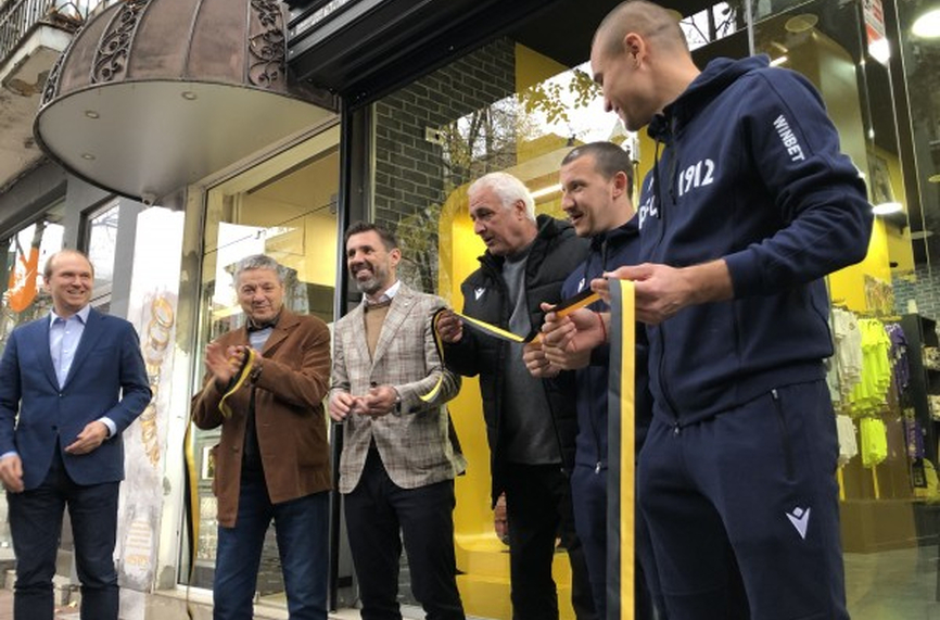 Футболният Ботев Пловдив откри нов фен магазин в центъра на