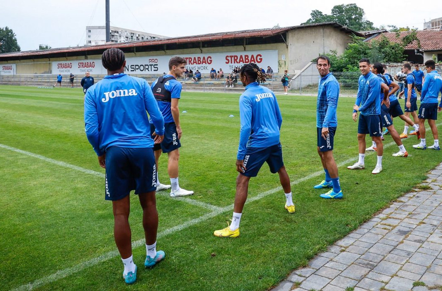 Футболистите на Левски ще подновят тренировки днес Играчите получиха тридневна почивка