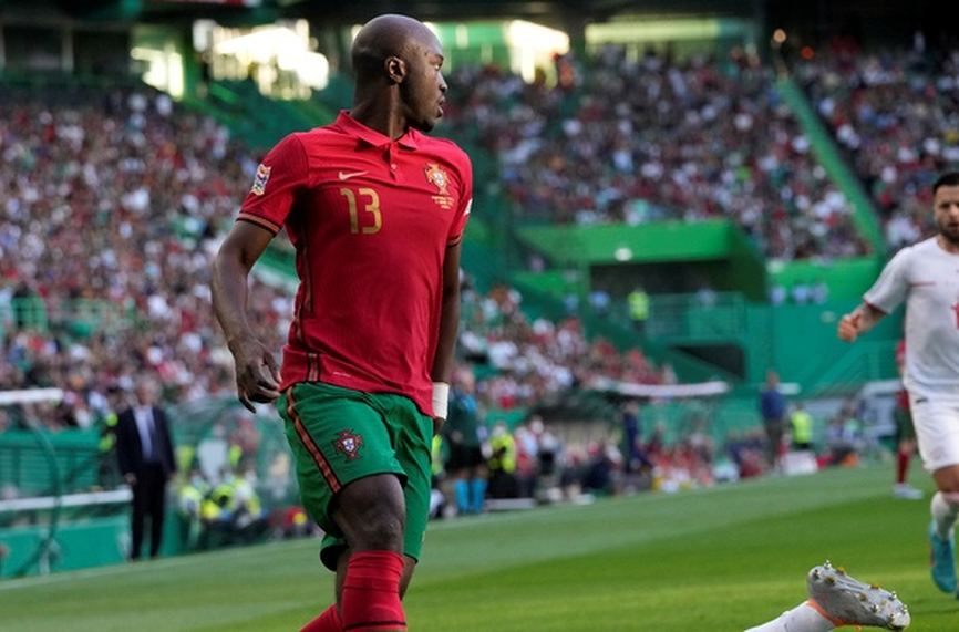 Португалският универсален футболист Данило Перейра е с три счупени ребра