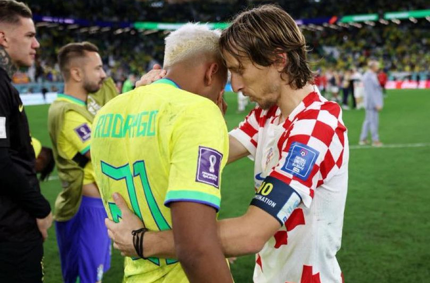 Лидерът на хърватския национален отбор Лука Модрич утеши съотборника му