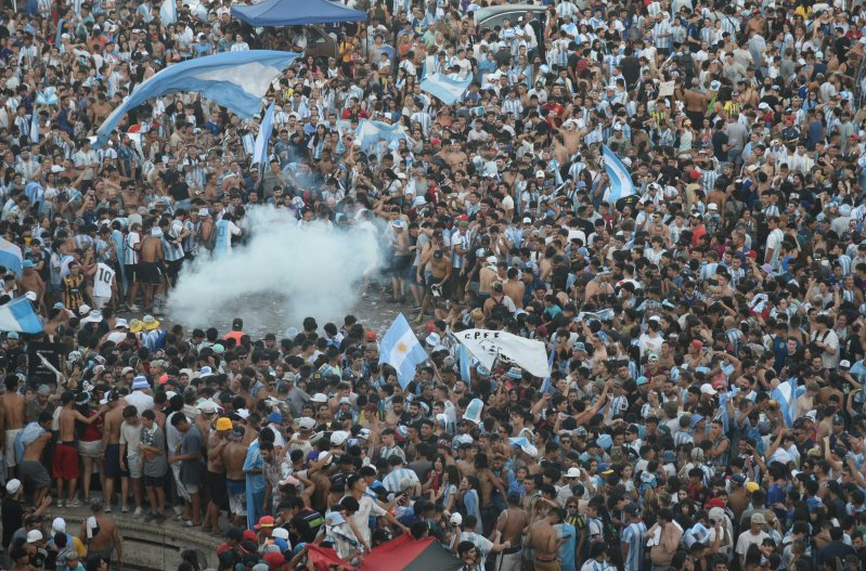 Снимка: ОГРОМНА ЕУФОРИЯ: Стотици хиляди посрещнаха Меси и компания
