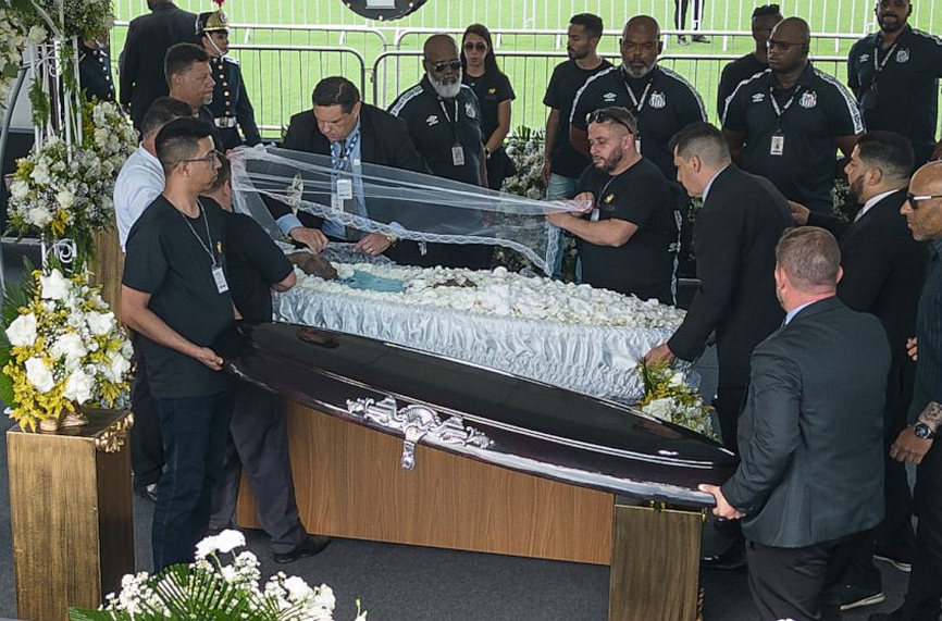 Погребението на футболната легенда Пеле е днес във вертикалния гробищен