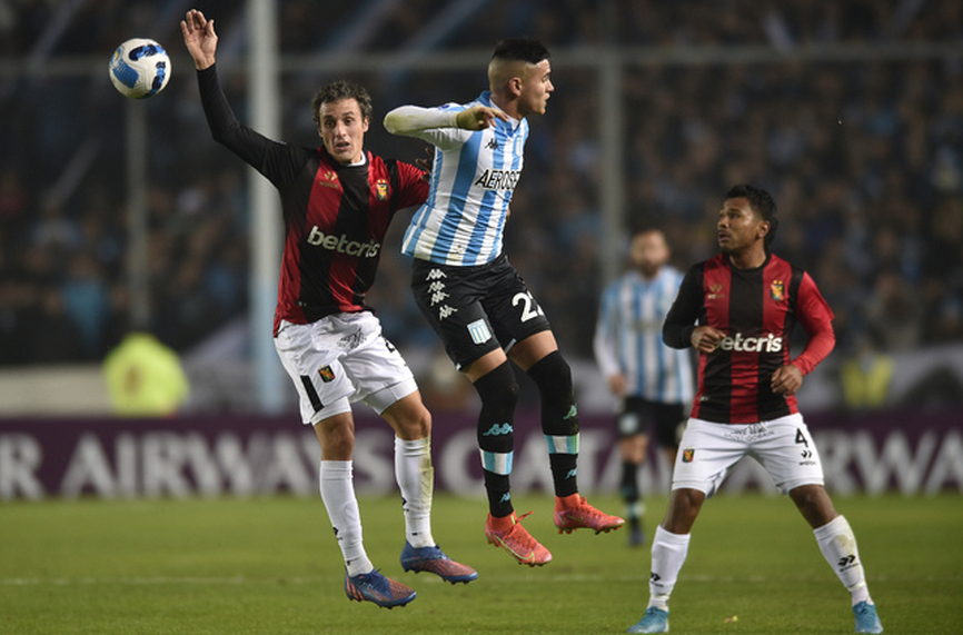 Английският футболен клуб Саутхемптън завърши трансфера на аржентинския полузащитник Карлос