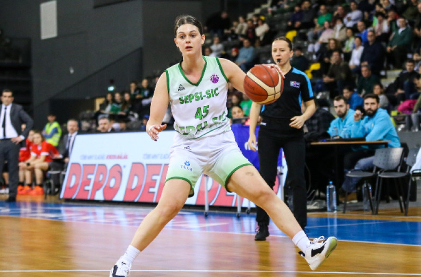 Капитанът на женския национален отбор по баскетбол Борислава Христова игра