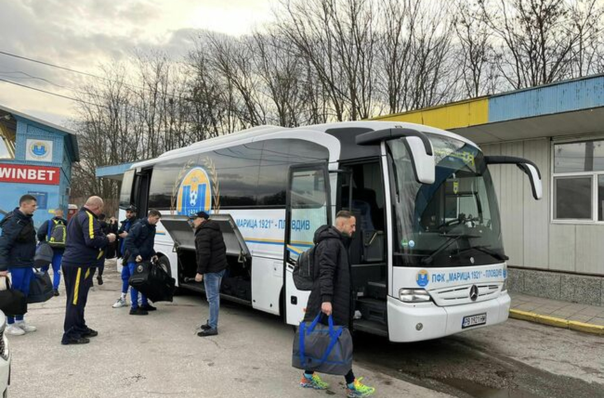 Футболният тим на Марица Пловдив отпътува с клубния автобус за