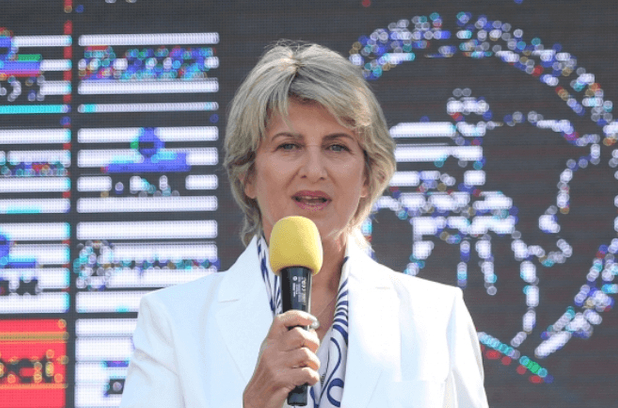 Министърът на младежта и спорта Весела Лечева говори пред БНТ