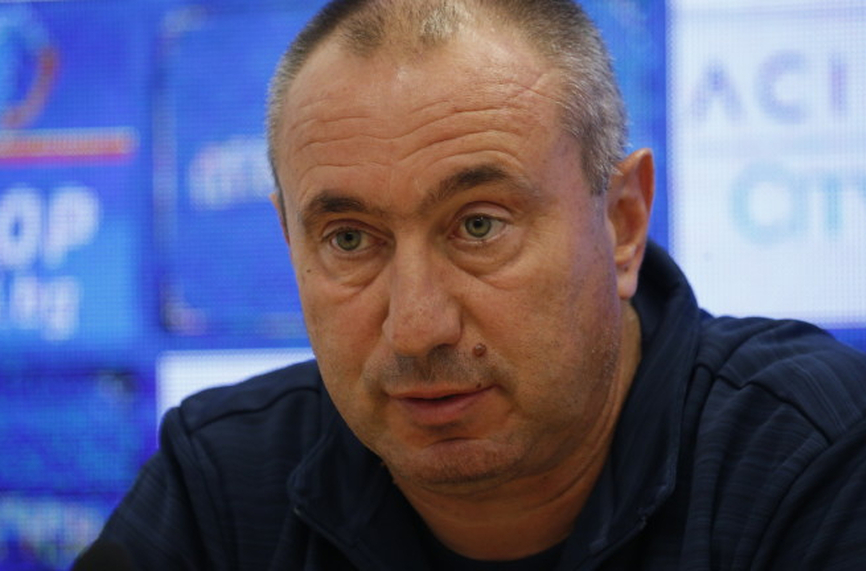 Фенове на Левски изненадаха с подаръци треньора на сините Станимир