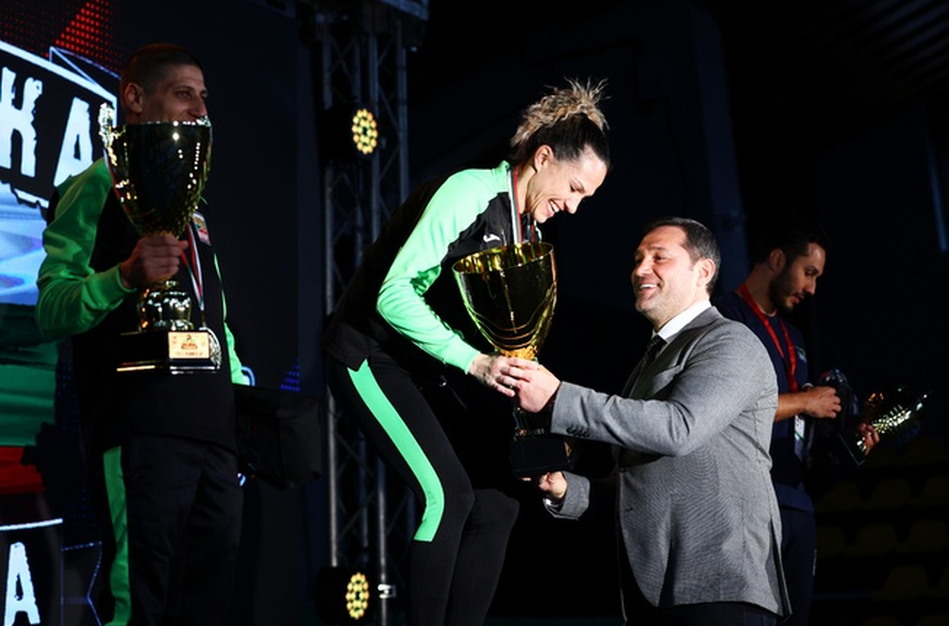 Шампионката в категория до 54 килограма Станимира Петрова е носителката