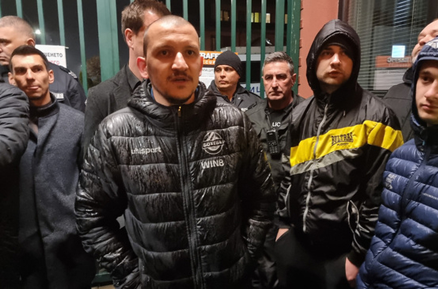 Фенове на Ботев Пловдив се събраха пред клубната база в