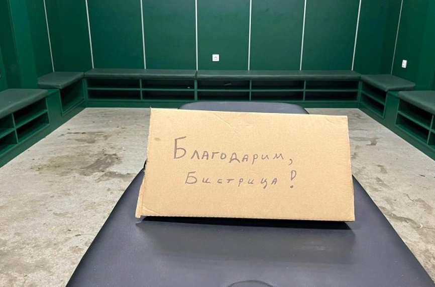 Щабът на ЦСКА почисти съблекалнята на стадион Витоша след победата