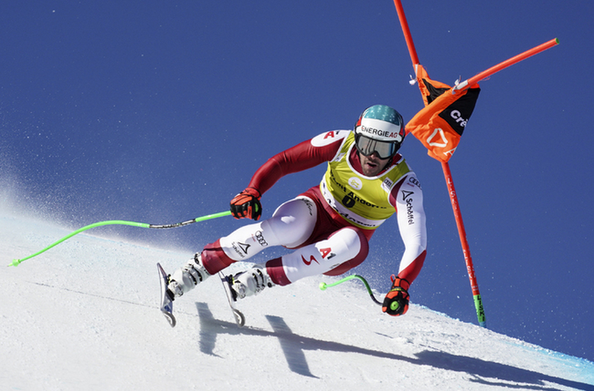 Световният шампион от 2021 година Винсент Крихмайер (Австрия) спечели спускането