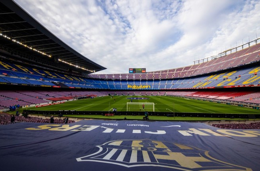 УЕФА ще вземе решение до юни дали да допусне Барселона
