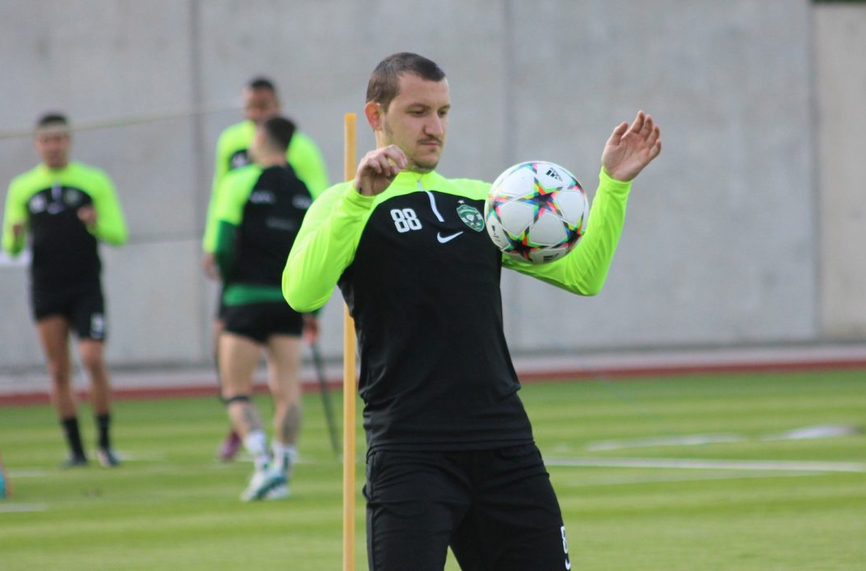 Полузащитникът на Лудогорец Тодор Неделев започна пълноценни тренировки с отбора.
Халфът