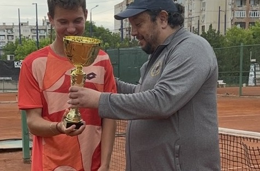 Президентът на Българска федерация по тенис Стефан Цветков награди Илиян