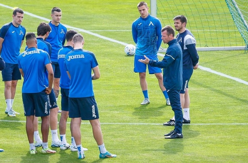 Група от 18 футболисти определи треньорът Елин Топузаков за мача