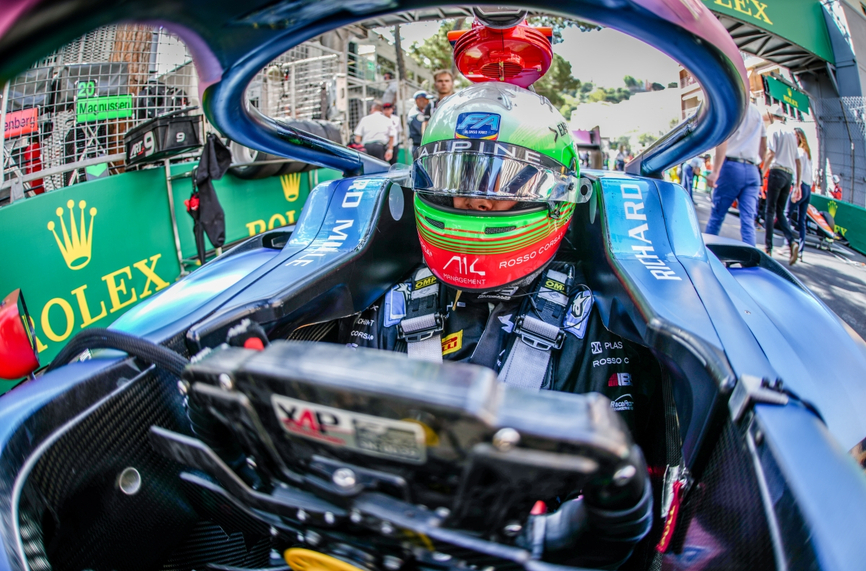Българският пилот във Формула 3 Никола Цолов ART Grand Prix
