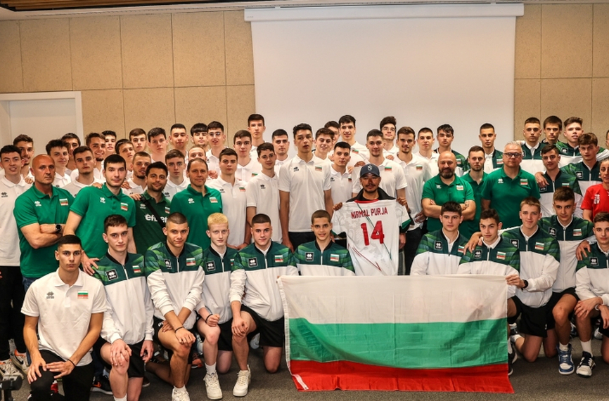Състезатели от националните отбори на България по волейбол за подрастващи