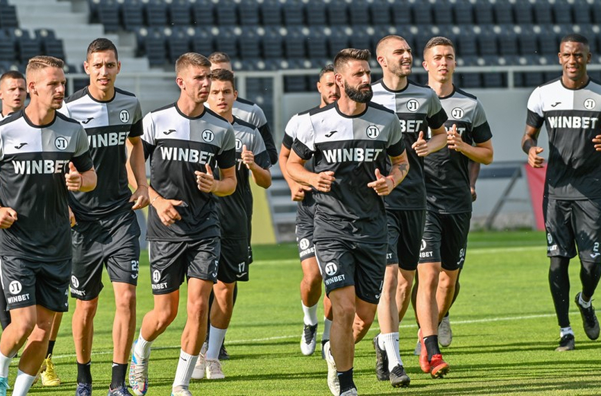 С група от 16 футболисти Локомотив Пловдив започна подготовка за