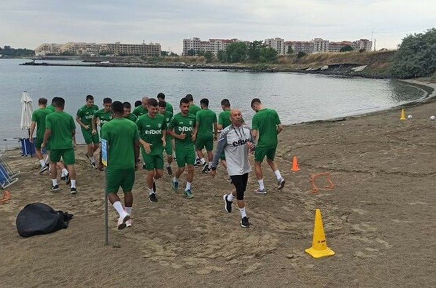 Футболистите на Берое направиха тренировка на плажа в последния ден