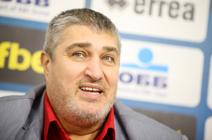 Президентът на Българската федерация по волейбол Любомир Ганев изгледа на