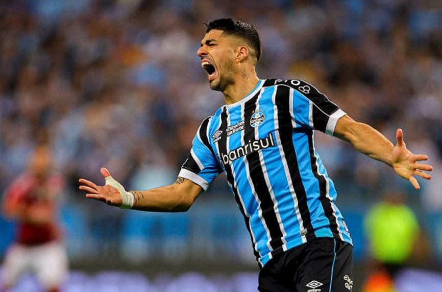 Уругвайският нападател Луис Суарес ще остане в състава на Гремио