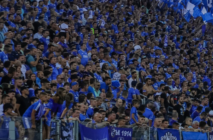 На стадион Георги Аспарухов вече се извива опашка от фенове