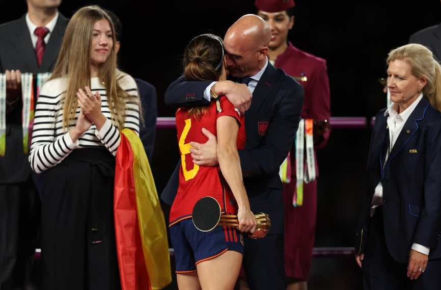 Десетки състезателки от женския национален отбор на Испания по футбол