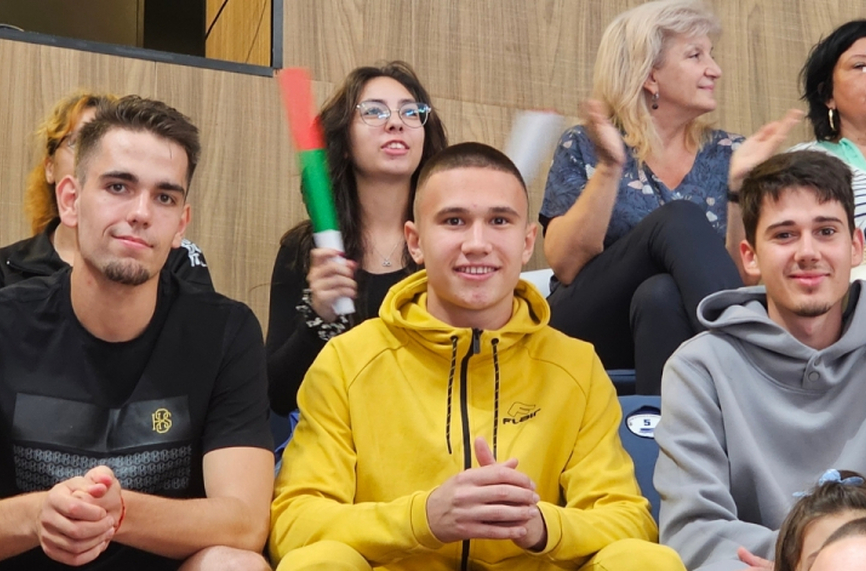 Трима млади български национали играещи във ВК Добруджа приключват тренировка и