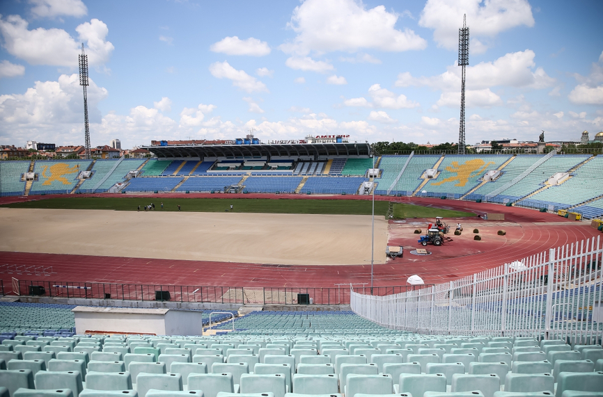 Проблем с осветлението на стадион Христо Ботев връща националния отбор