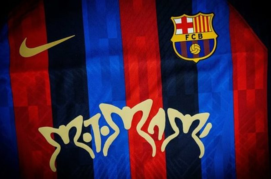 Футболистите на Барселона ще излязат с логото на британската рок