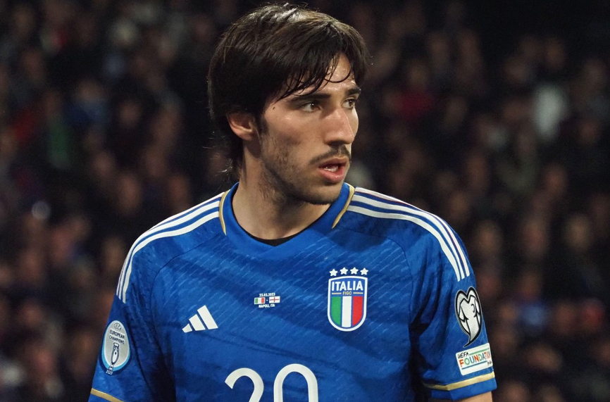 Полузащитникът на италианския национален тим Сандро Тонали се е разплакал
