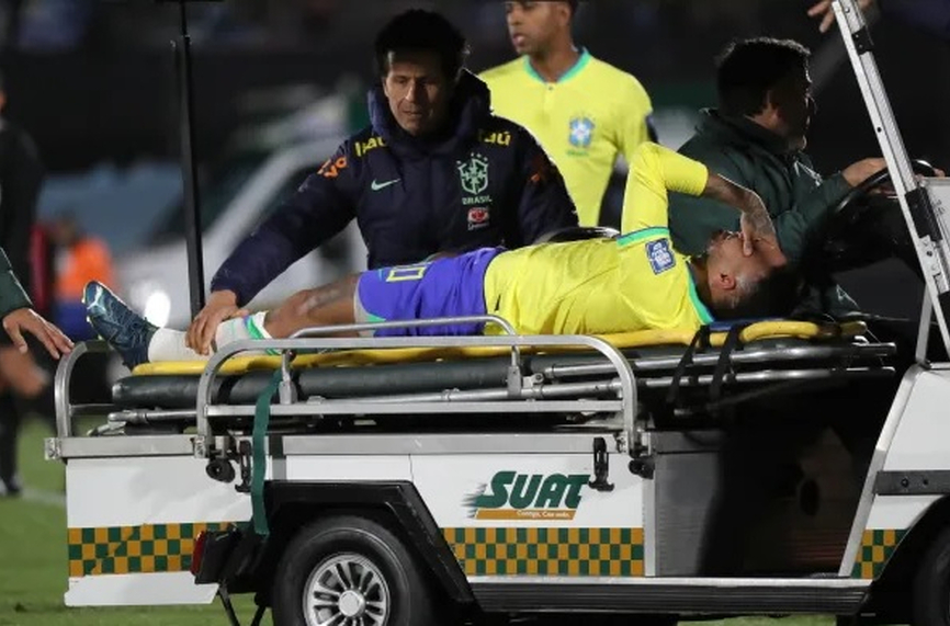 Бразилската звезда Неймар получи тежка контузия 31 годишният футболист стъпи накриво и