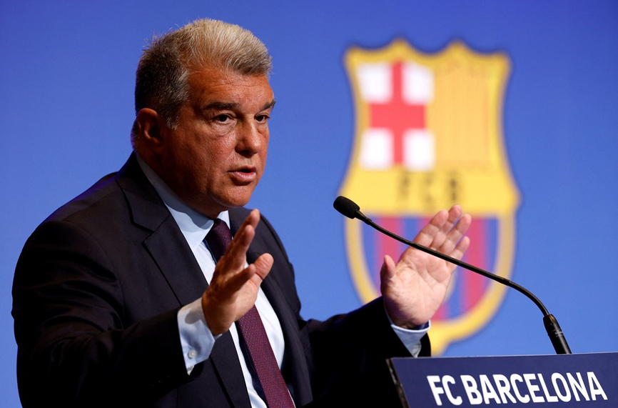 Президентът на Барселона Жоан Лапорта е официално проверяван по подозрения