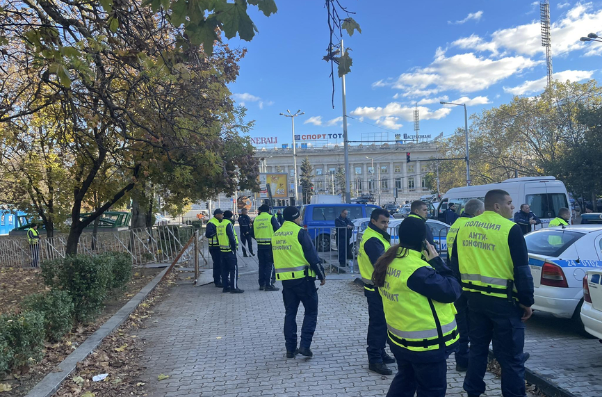Днес малко след обяд множество полици се изсипаха пред стадион