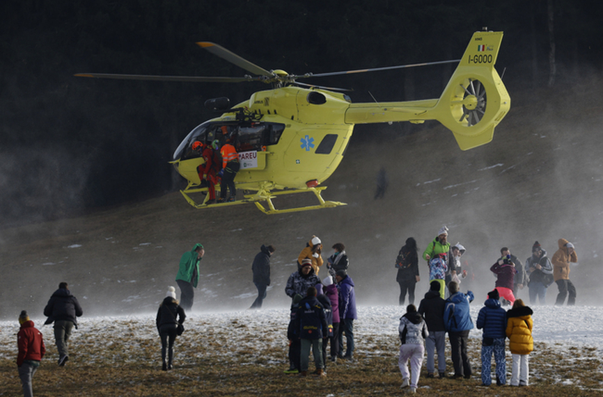 Откараха с хеликоптер лидера в ските след падане