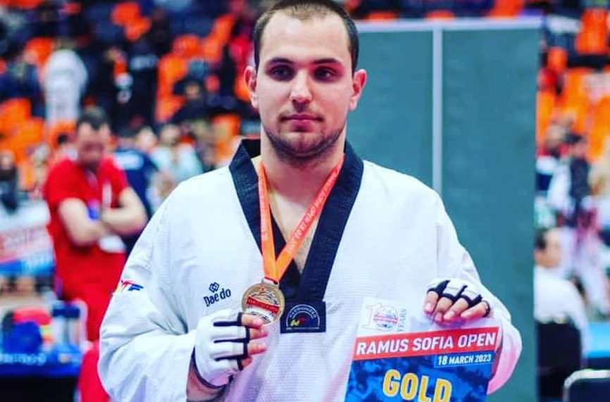 Шампион по таекуондо продава медала си в подкрепа на болния си брат