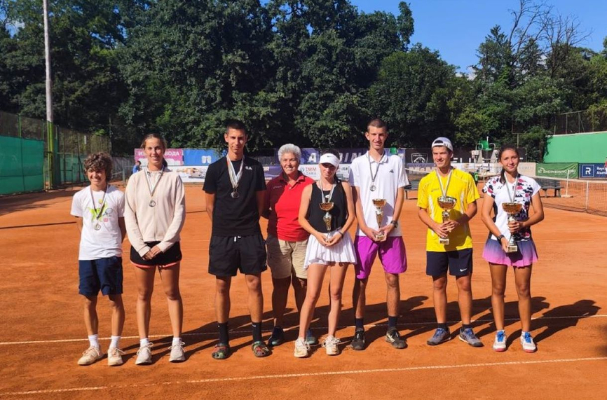 Ясни са полуфиналистите в първенствата по тенис за юноши и девойки