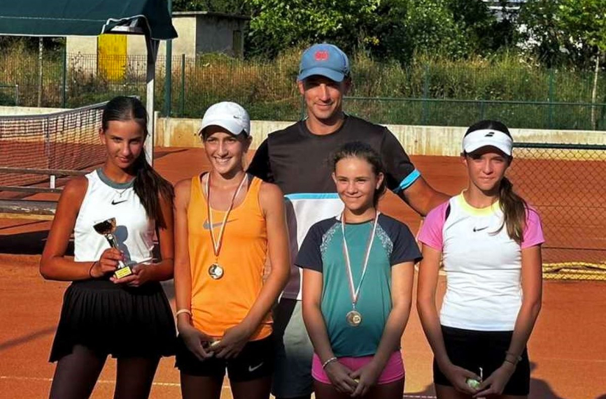 Кирил Хинков и Рая Петкова спечелиха титлите на турнир по тенис във Велико Търново