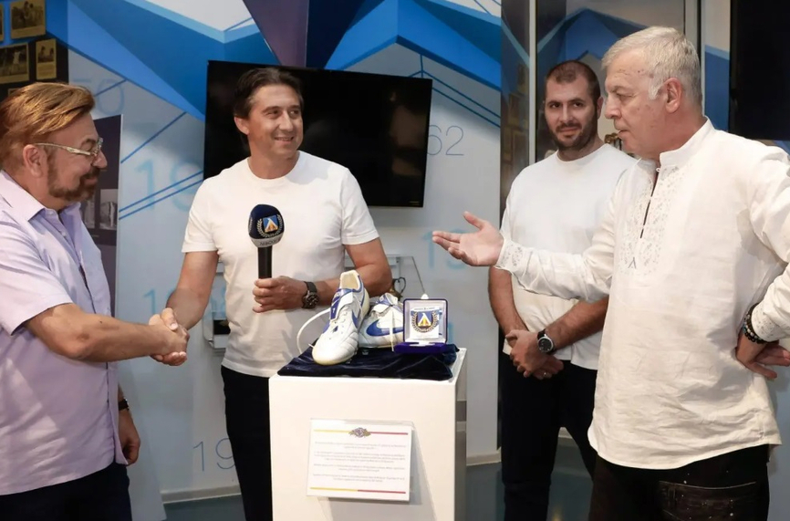 Мило Борисов дари ценни експонати на клубната експозиция на Левски