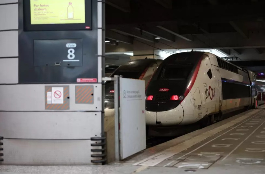 Трафикът на високоскоростните влакове във Франция бавно се нормализира след саботажните действия